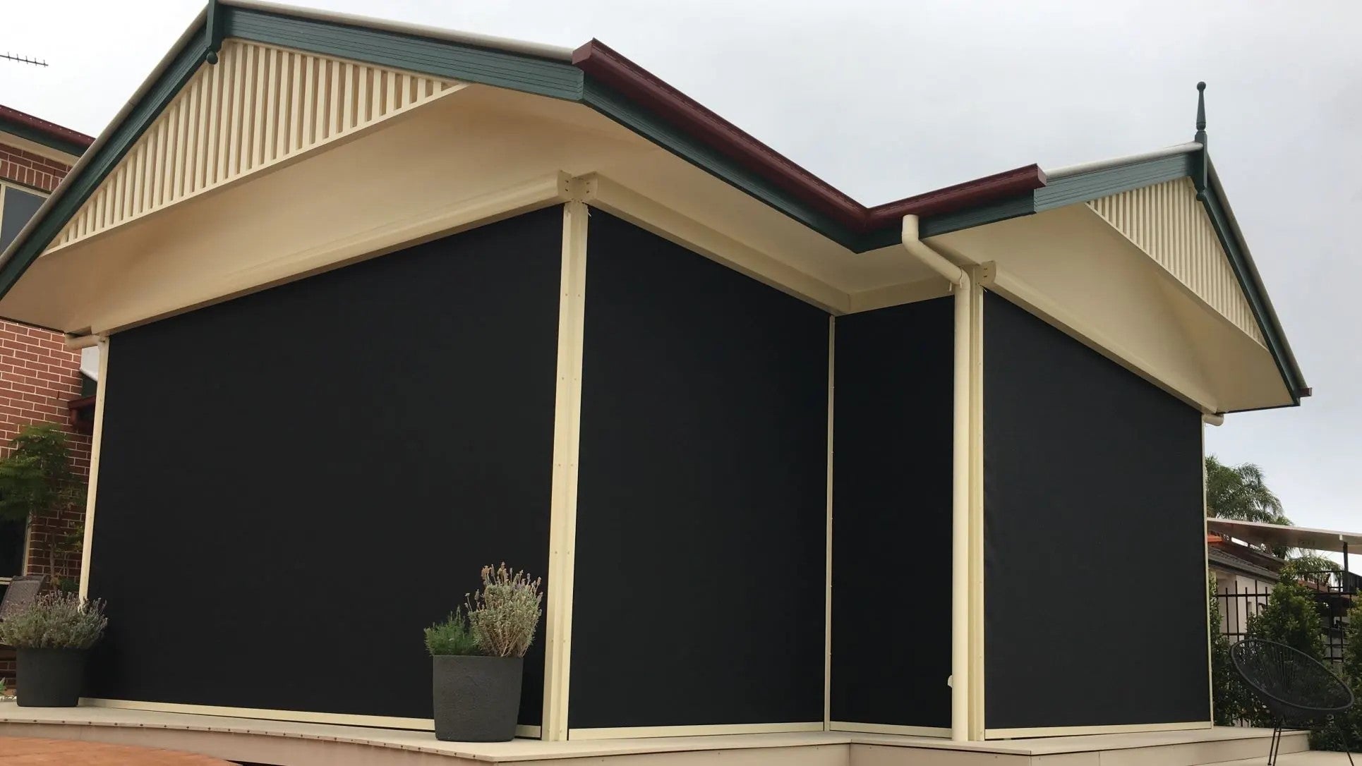 Outdoor shade blinds for comfortable alfresco dining
