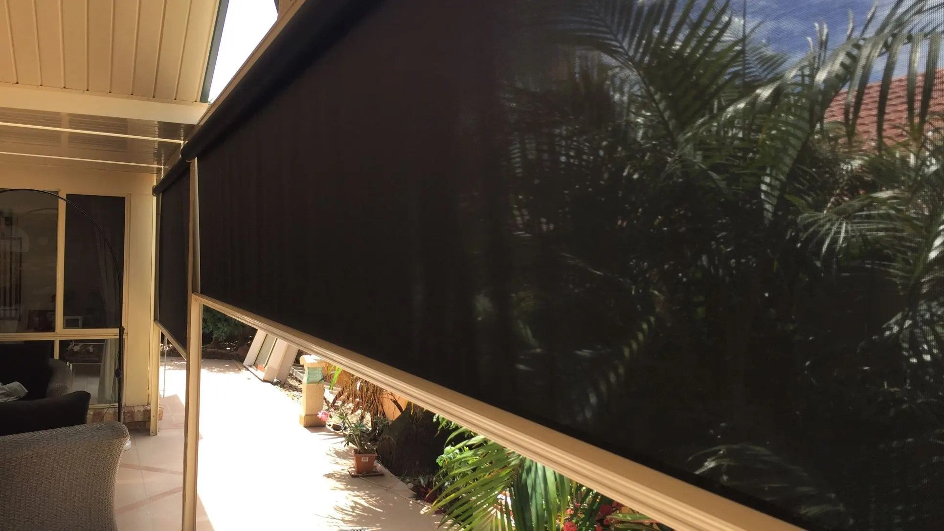 Café style outdoor blinds for a cozy atmosphere