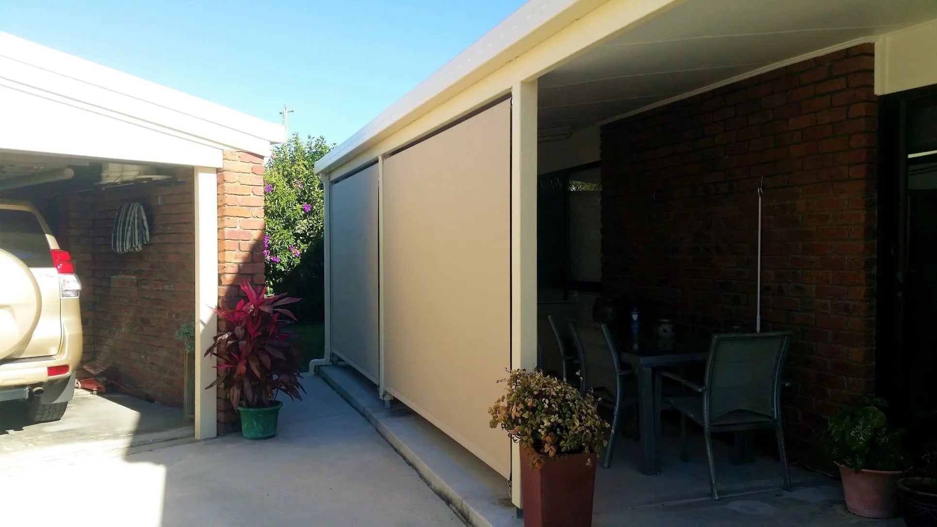 Café style blinds for a charming outdoor setting
